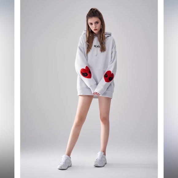 Venque “Amoo love” heart logo hoodie (size: S) - Picture 4 of 16